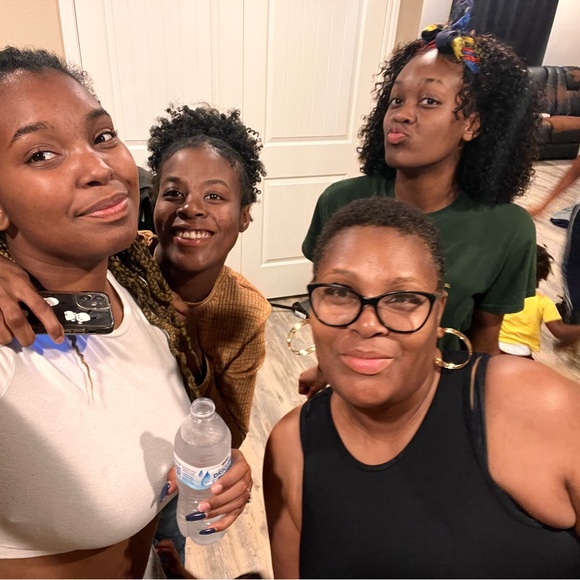 Meet your Posher, Alegra - Picture 11 of 11